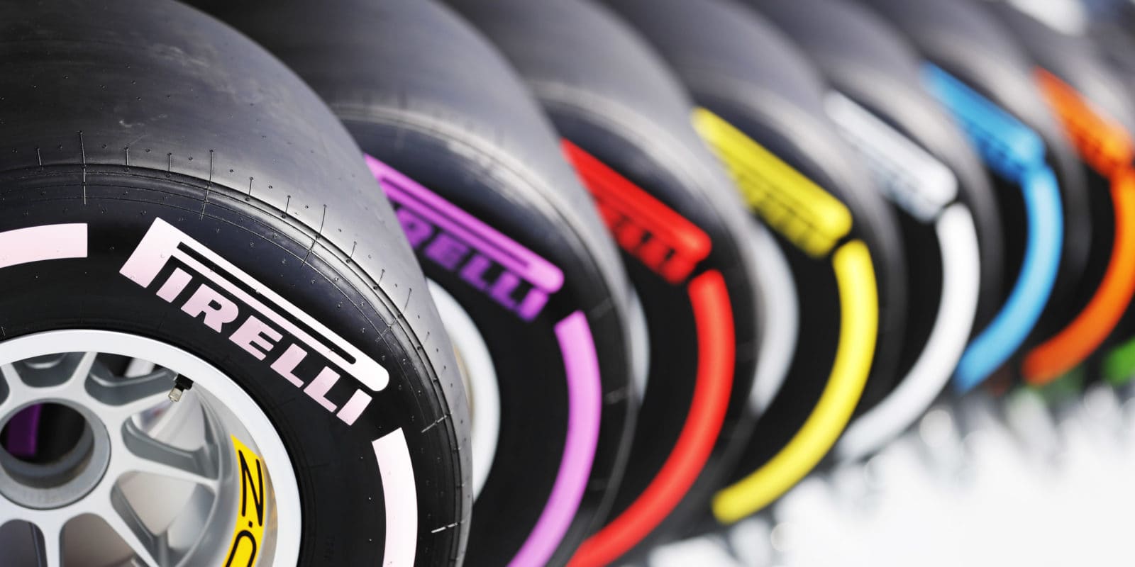 Řešení Pirelli pro testy: Jak třemi barvami označit pět směsí?