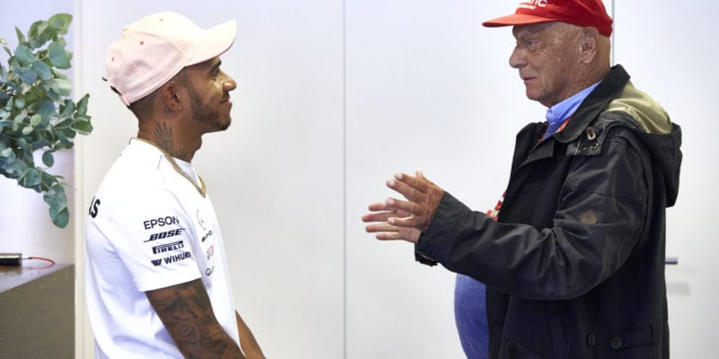 Lauda se do paddocku F1 ještě nevrátí, je zpět v nemocnici