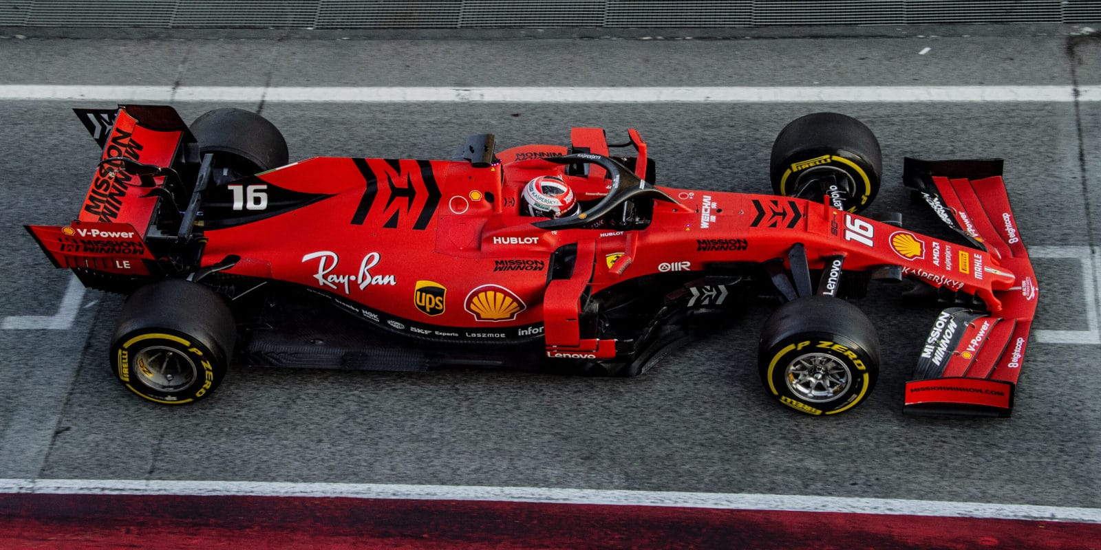 Leclerc vrátil Ferrari na špici, Gasly znovu tvrdě havaroval