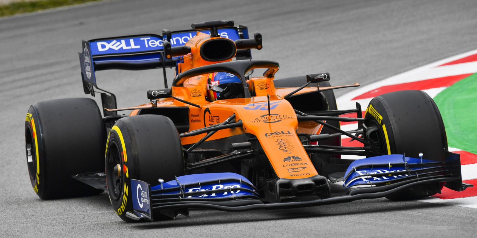 McLaren díky Sainzovi dál v čele, Vettel boural