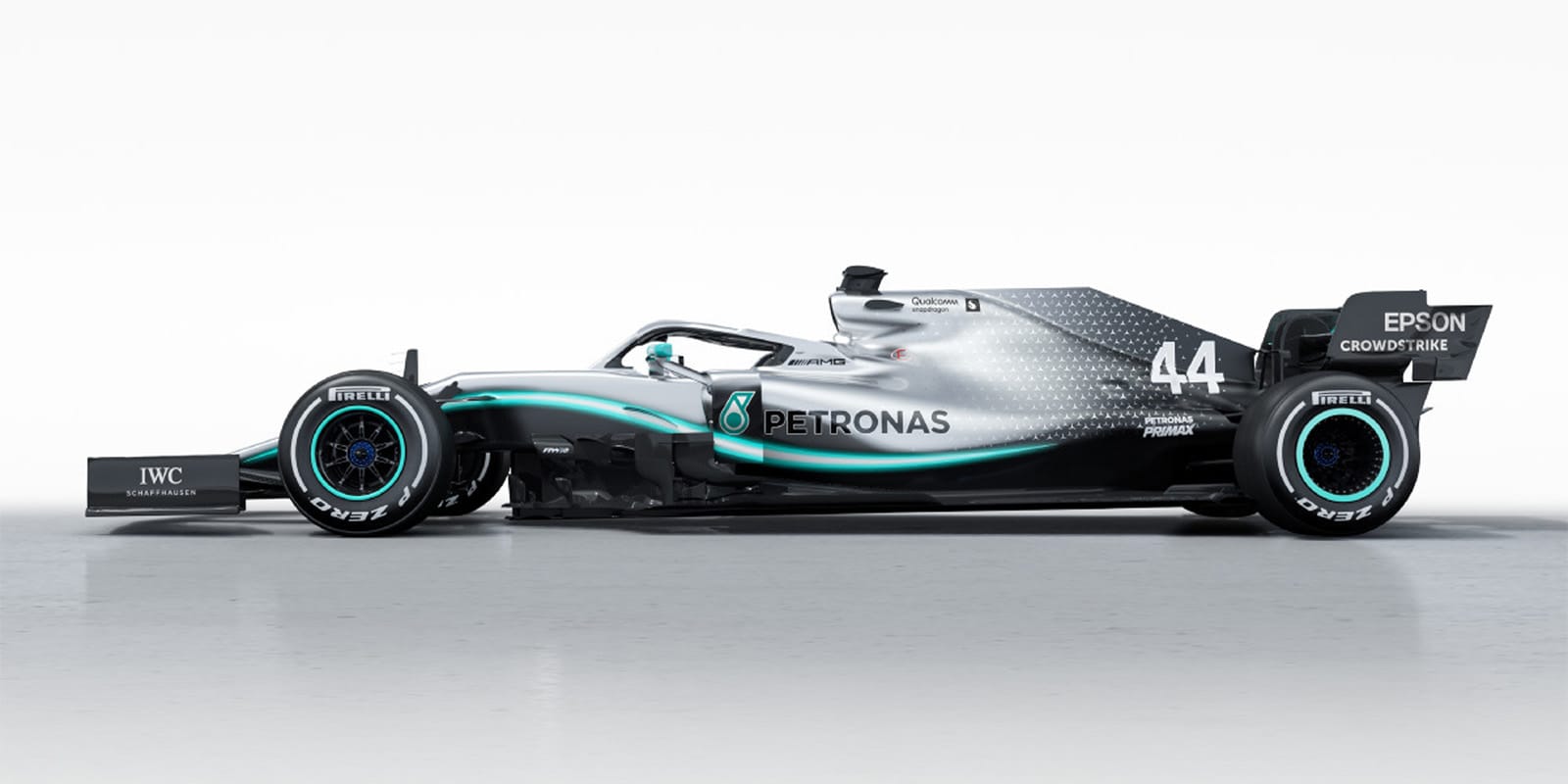 Mercedes představil nový W10 projížďkou po trati