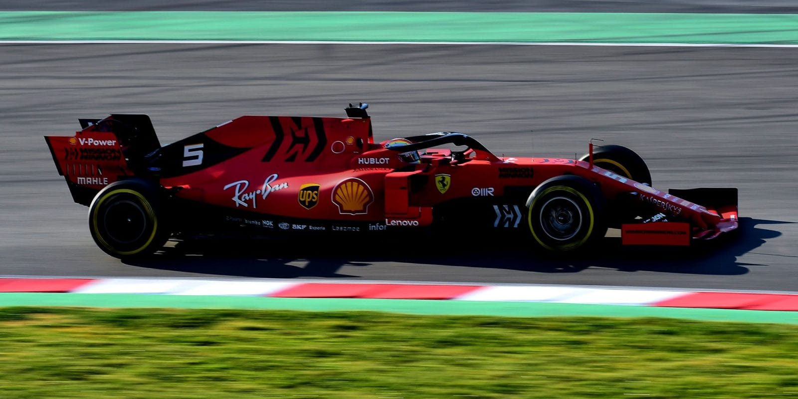 Poslední den předsezónních testů těsně ovládl Vettel