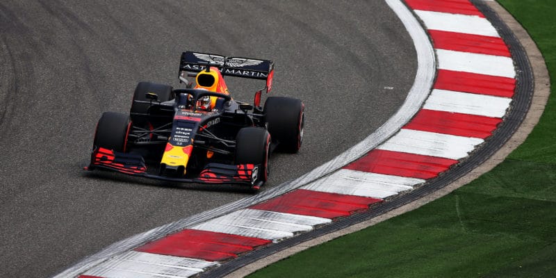 Rozhořčený Verstappen viní soupeře, že nestihl poslední kolo