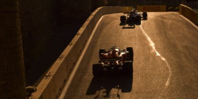 Kolik vozů F1 se vejde vedle sebe v pasáži u hradu?