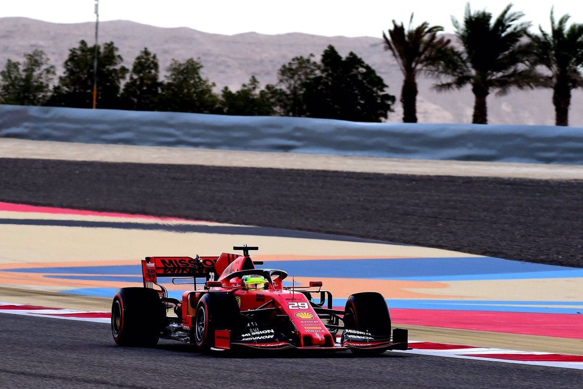 Testy v Bahrajnu: Mick Schumacher ve Ferrari, Alonso zpět za volantem