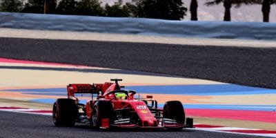 Testy v Bahrajnu: Mick Schumacher ve Ferrari, Alonso zpět za volantem