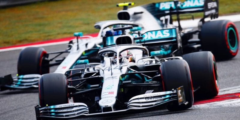 Hamilton vítězem 1000. GP, další double pro Mercedes