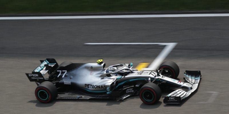 Bottas před kvalifikací zvýšil náskok, Albon tvrdě boural