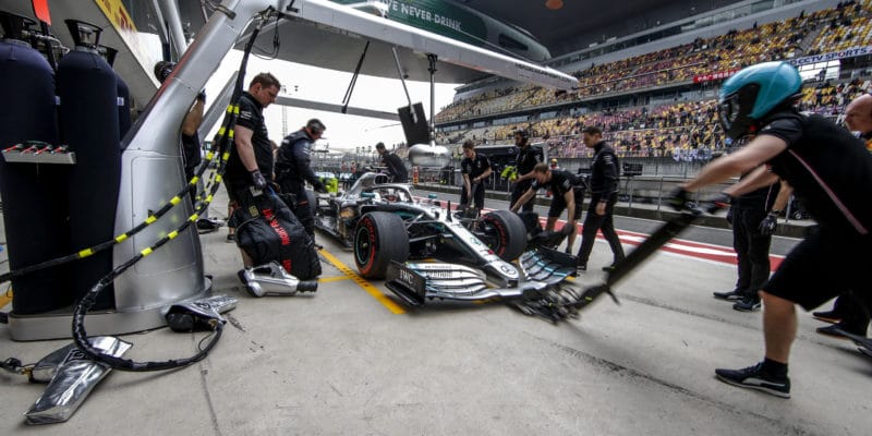 Mercedes musel na příkaz FIA upravit přední křídlo