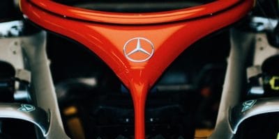 Mercedes použije rudou svatozář na památku Laudy
