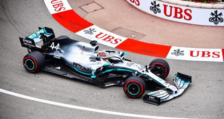 Lewis Hamilton byl nejrychlejší v prvním tréninku