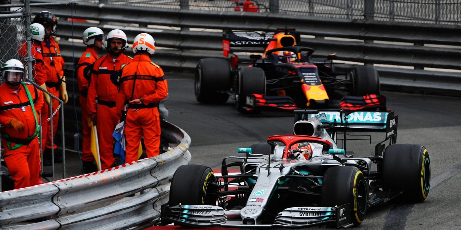 Hamilton odolal Verstappenovi a vítězí