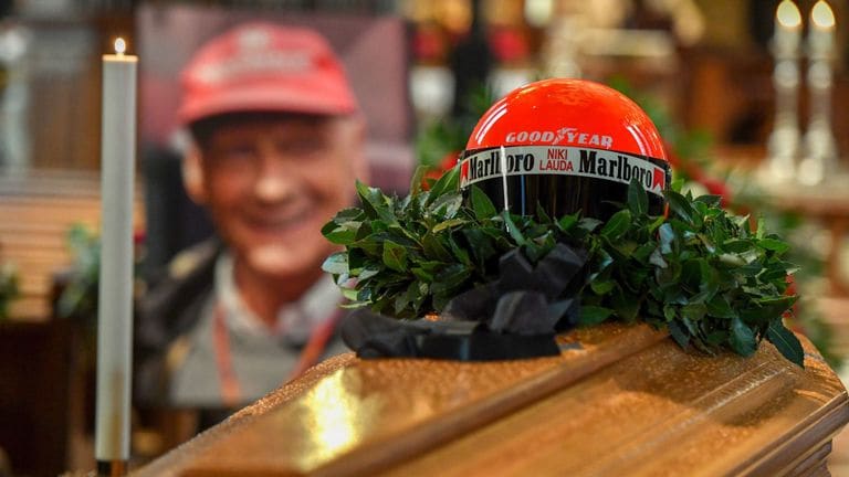 Osobnosti F1 naposledy projevily úctu na pohřbu Laudy