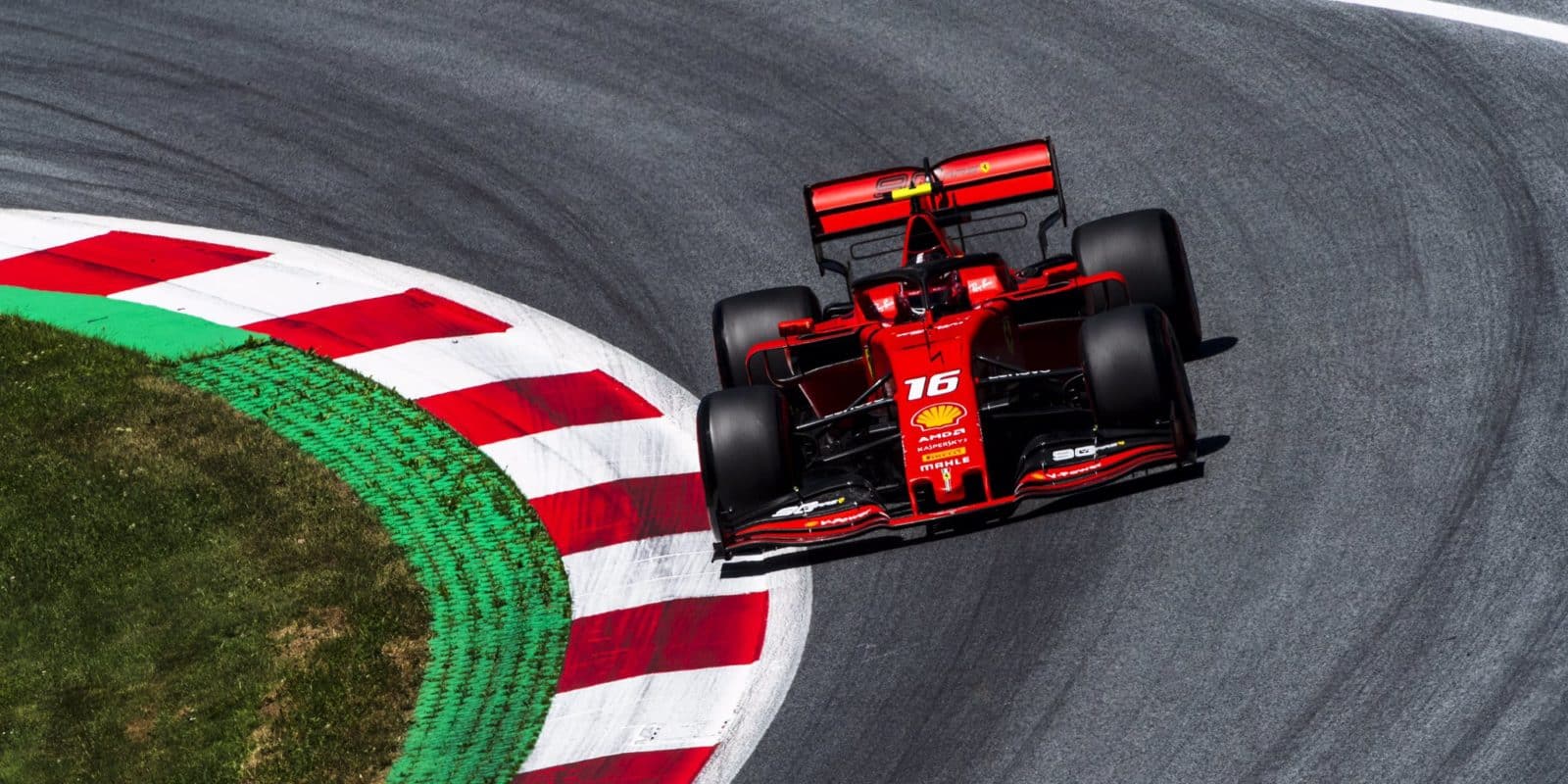 Leclerc cítí, že je Vettel v závodech silnější