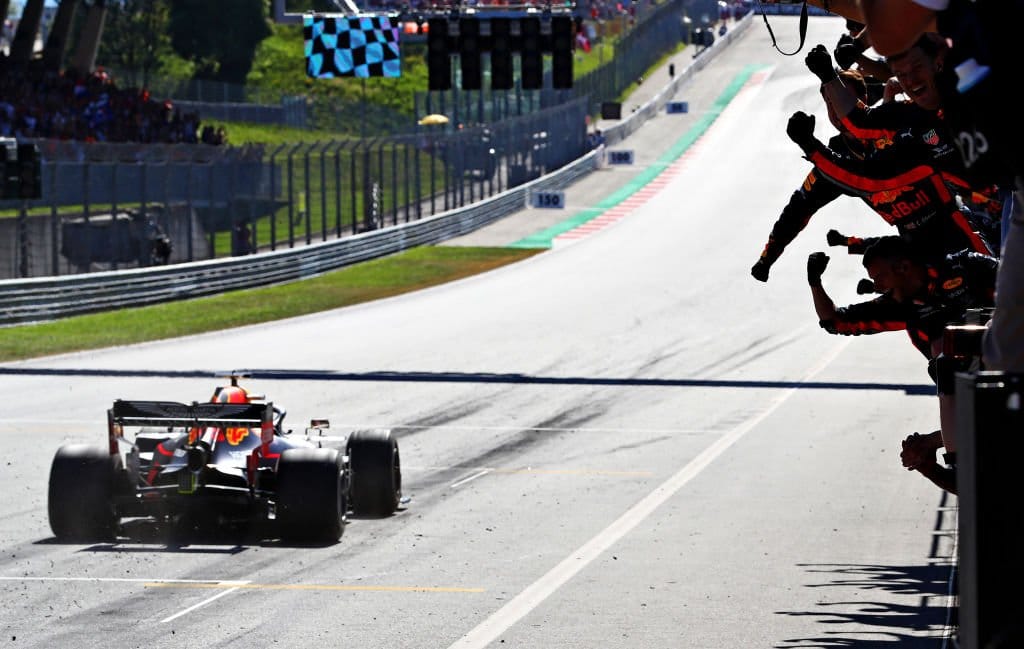 V Rakousku vítězí po stíhací jízdě Verstappen