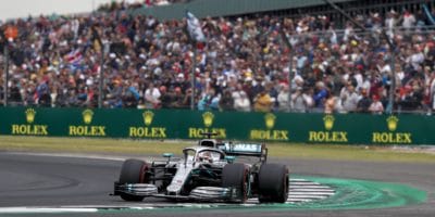 Napínavý závod ve Velké Británii vyhrál Lewis Hamilton