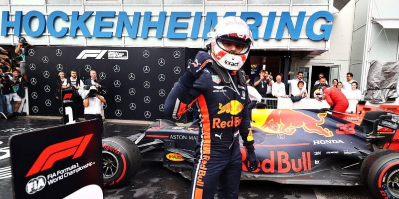 Chaotický závod v Německu vyhrál Verstappen