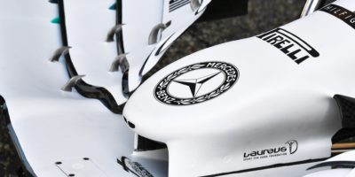 Proč je zbarvení Mercedesu napůl bílé?