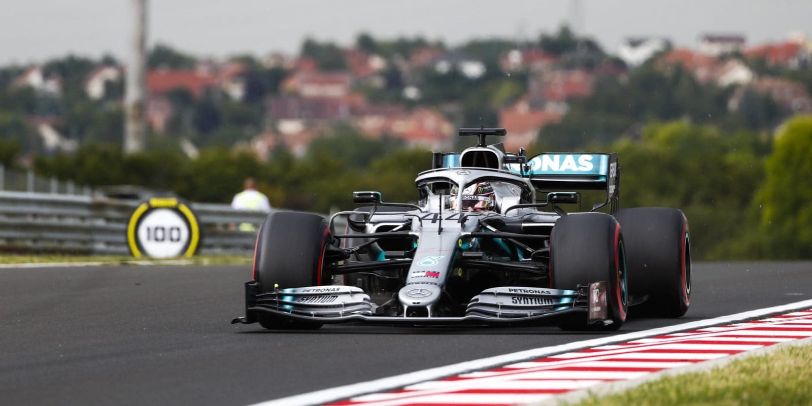 První trénink v Maďarsku ovládl Lewis Hamilton