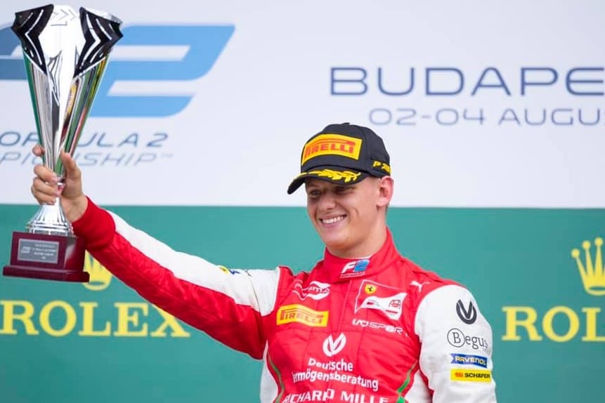 Mick Schumacher vyhral svoj prvý závod vo Formuli 2