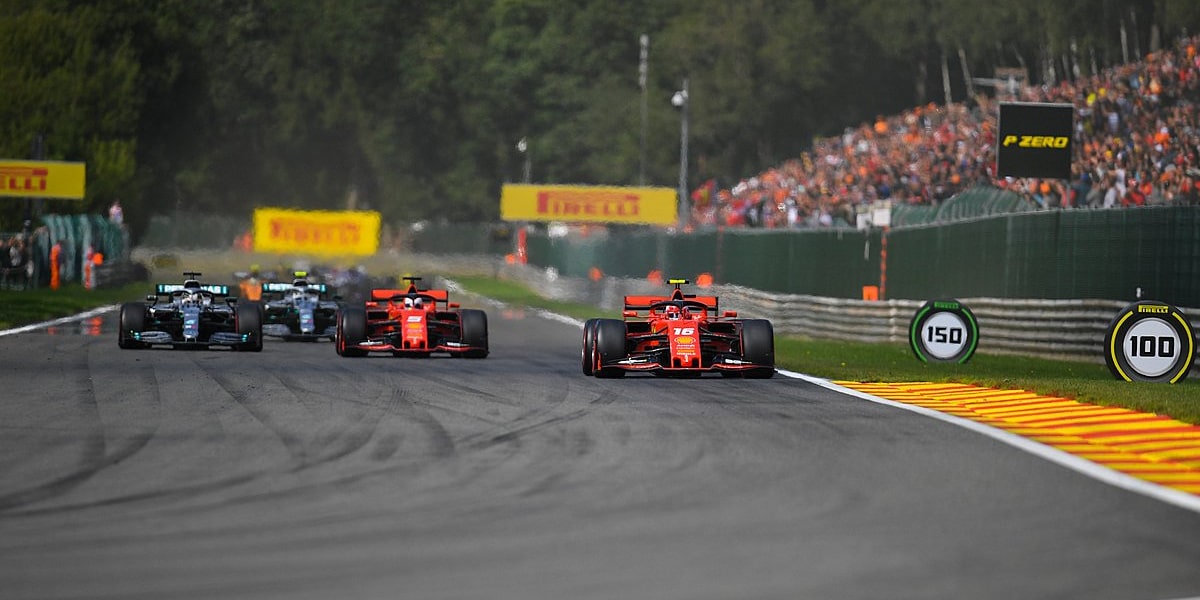 V Belgii těsně vyhrál Leclerc, Verstappen havaroval