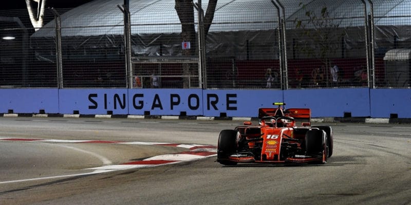 Kvalifikaci v ulicích Singapuru vyhrál Charles Leclerc