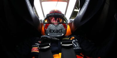 Max Verstappen se propadne na startovním roštu