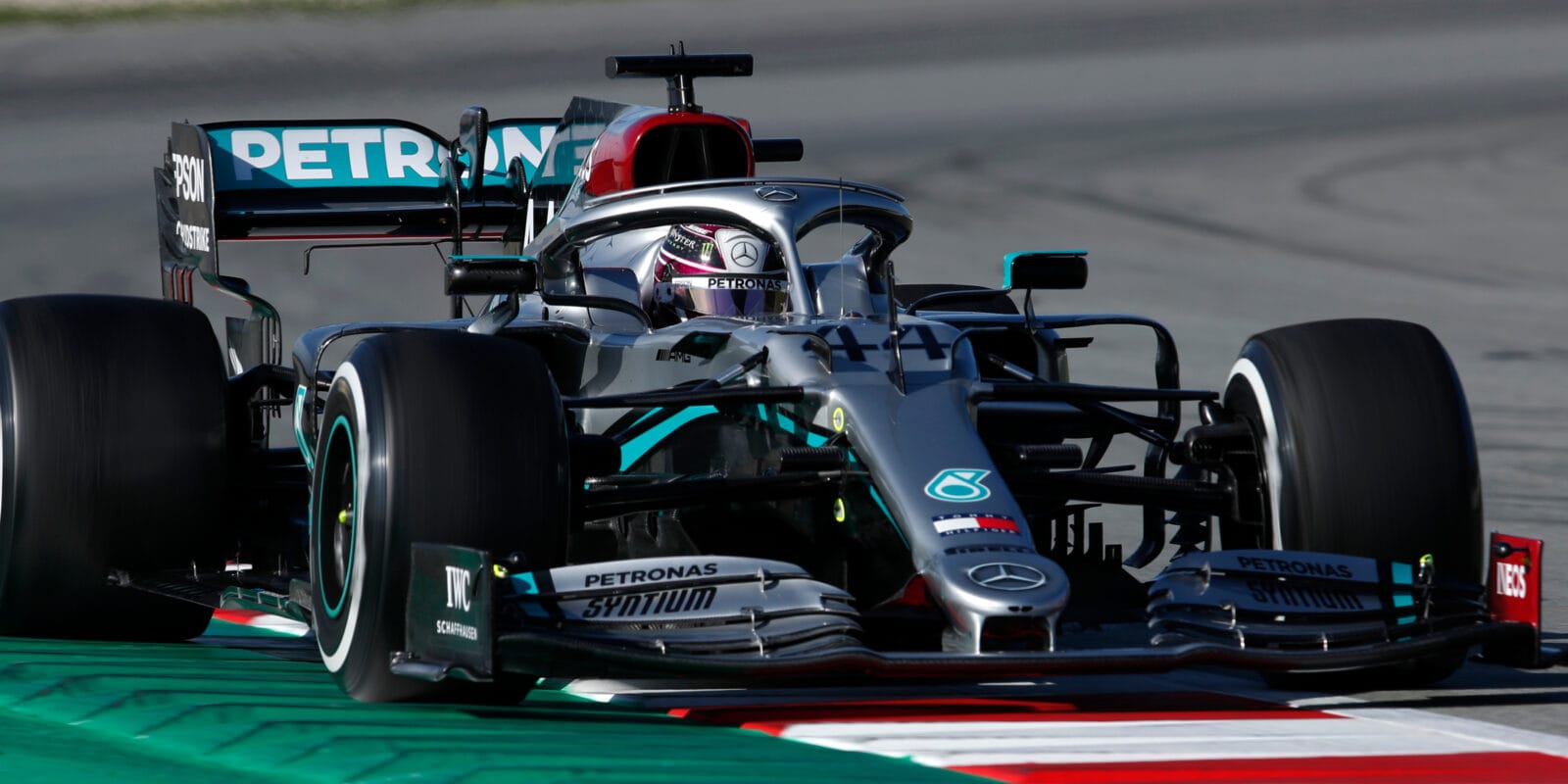 Hamilton: Mercedes bojuje se „spoustou problémů“