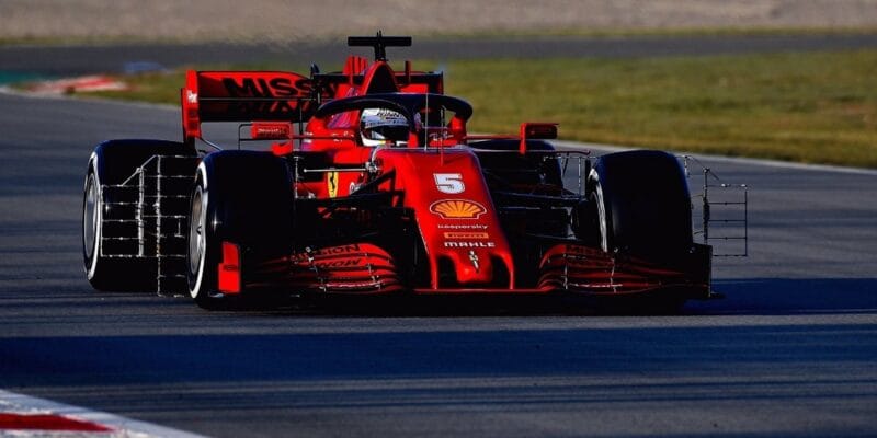 Hodiny, kačírky, technické problémy: Chaotický čtvrtek patřil Vettelovi