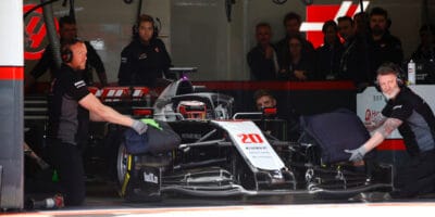 Další dva členové Haasu testováni na koronavirus