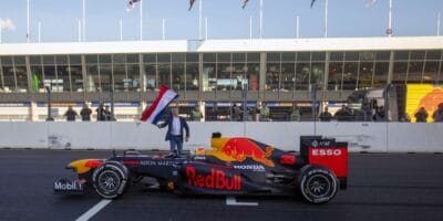 Klopené zatáčky představují výzvu, říká Verstappen