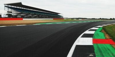 Závod na Silverstonu by se letos jel bez fanoušků