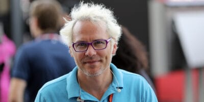 K čemu volant? Villeneuve závodí na xbox ovladači