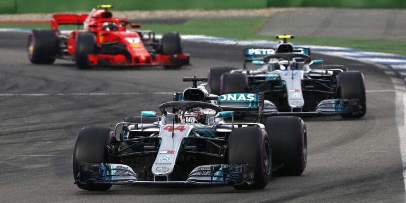 Mercedes a Ferrari budou před sezónou testovat