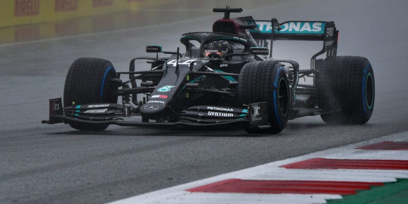 Odloženou kvalifikaci vyhrál o sekundu Lewis Hamilton