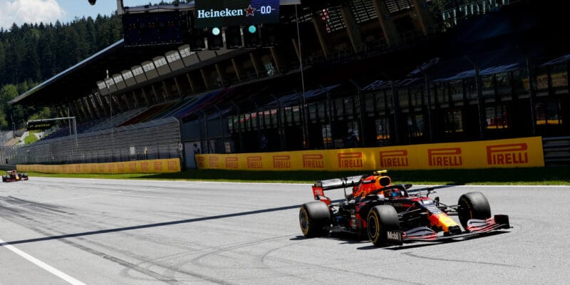 FP2: Nejrychlejší Verstappen, Ricciardo skončil v bariéře