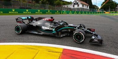 Hamilton mezi kapkami deště první před Oconem