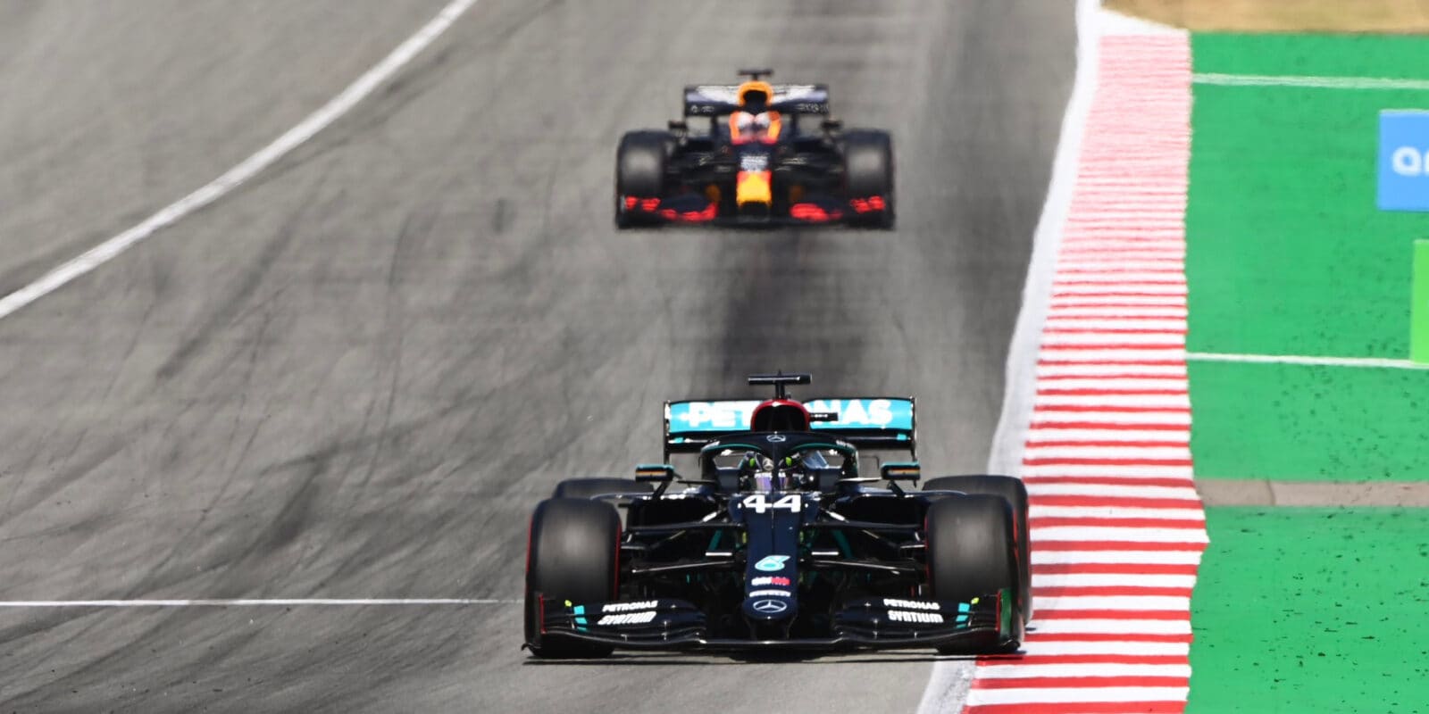 VC Španělska ovládl Lewis Hamilton, Leclerc odstoupil