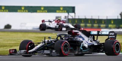 Mercedes v kvalifikaci zničil všechny své soupeře
