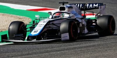 George Russell volá po zmene s červenými vlajkami