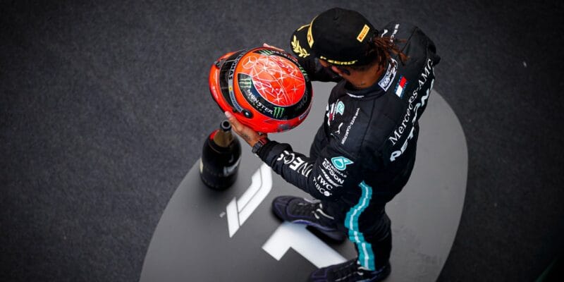 Hamilton dorovnal Schumacherův rekord a obdržel jeho helmu