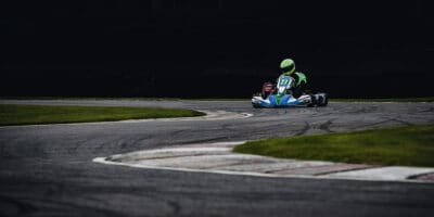 Motokárista narazil do garáže a udělal díru do zdi