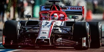 Kimi Räikkönen ukázal, že to v sebe stále má