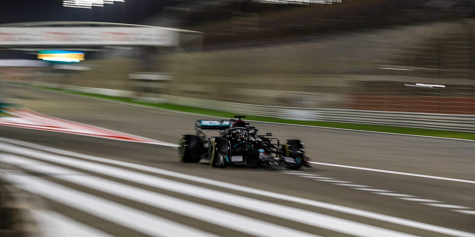 Noční kvalifikaci v Bahrajnu ovládl Lewis Hamilton