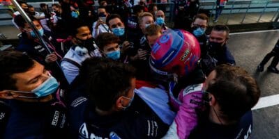 Stroll v šoku z pole position, Pérez neměl dost místa