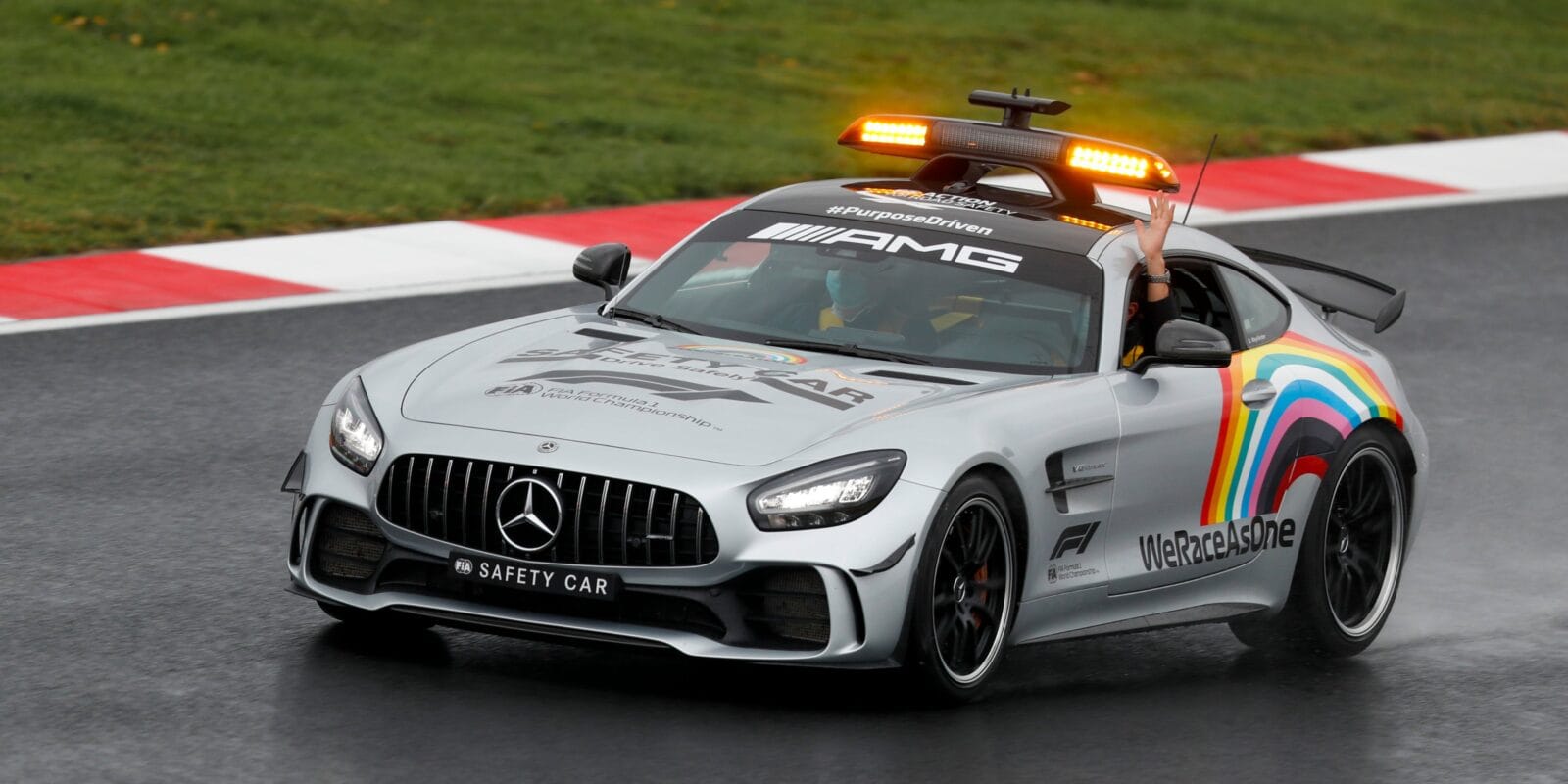 Mercedes a Aston Martin se budou dělit o safety car