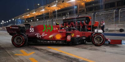 Leclerc má radost z auta, Sainz z postupu do Q3