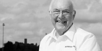 Zemřel legendární komentátor formule 1 Murray Walker