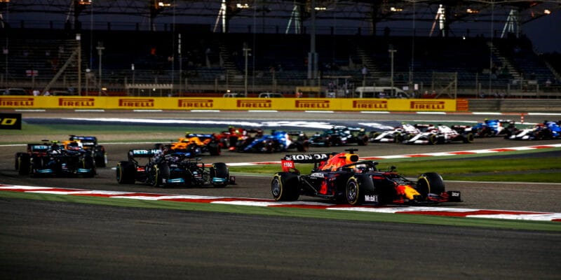 Pouštní bitvu v Bahrajnu vyhrál Lewis Hamilton
