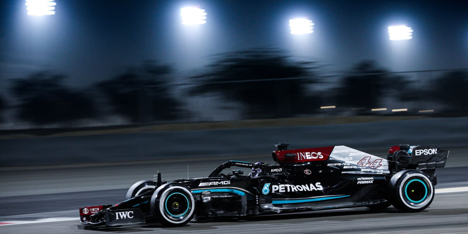 Mercedes: Žádné okamžité řešení pro „slabou“ zadní část W12